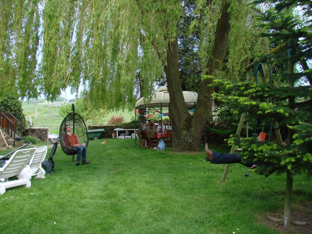 Espace extérieur jardin ferme historique Jean de la Fontaine grand gîte