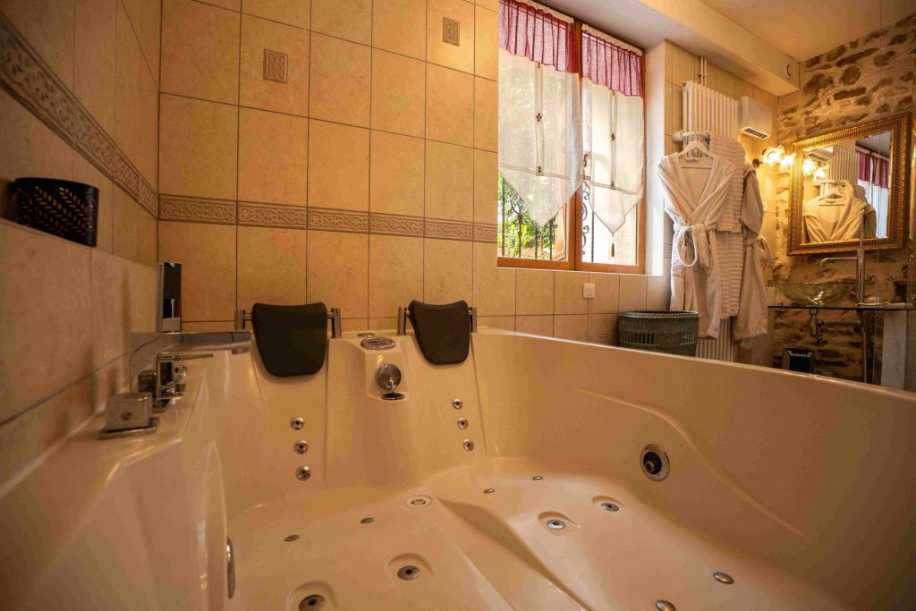 spa chambre le chêne et le roseau ferme historique Jean de la Fontaine Grand gîte