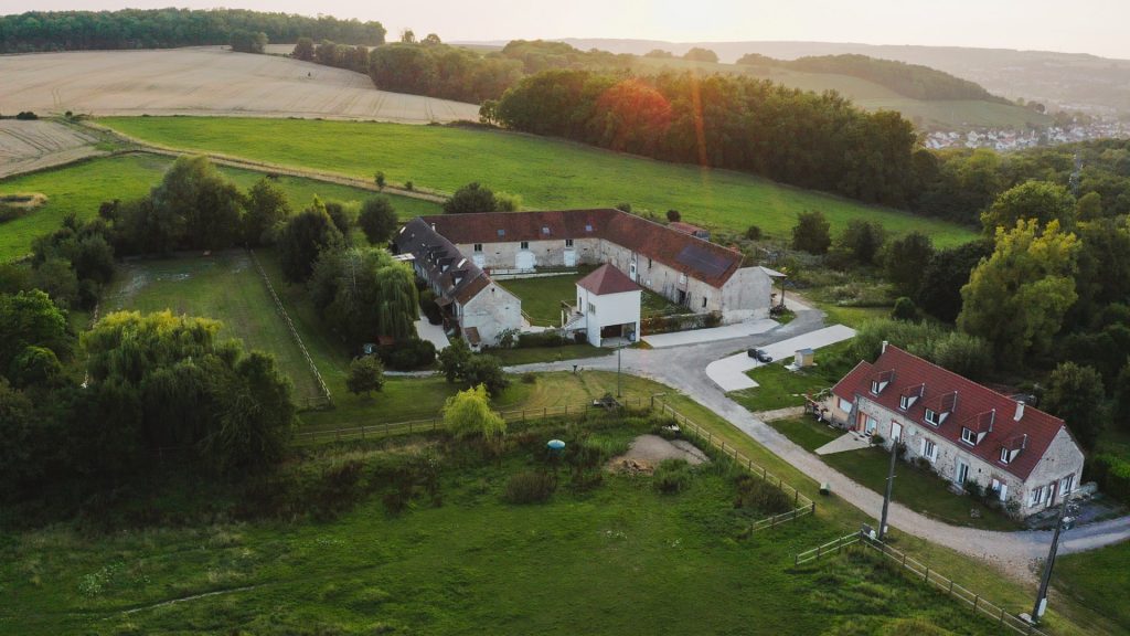Vue en hauteur avec drone de la Ferme Historique Jean de la Fontaine