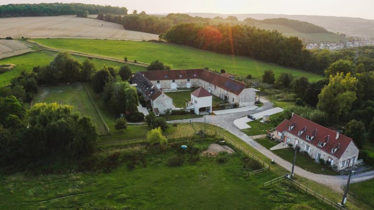 Vue en hauteur avec drone de la Ferme Historique Jean de la Fontaine