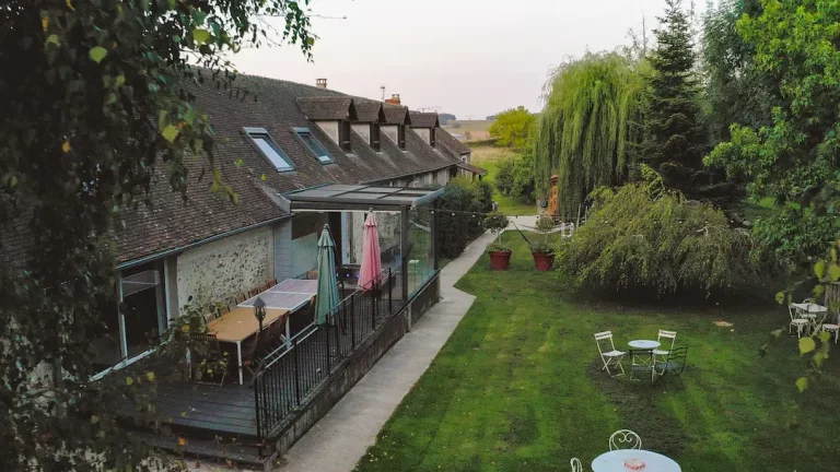 vue espace extérieu de la ferme historique jean de la fontaine avec vu sur jardin et spa
