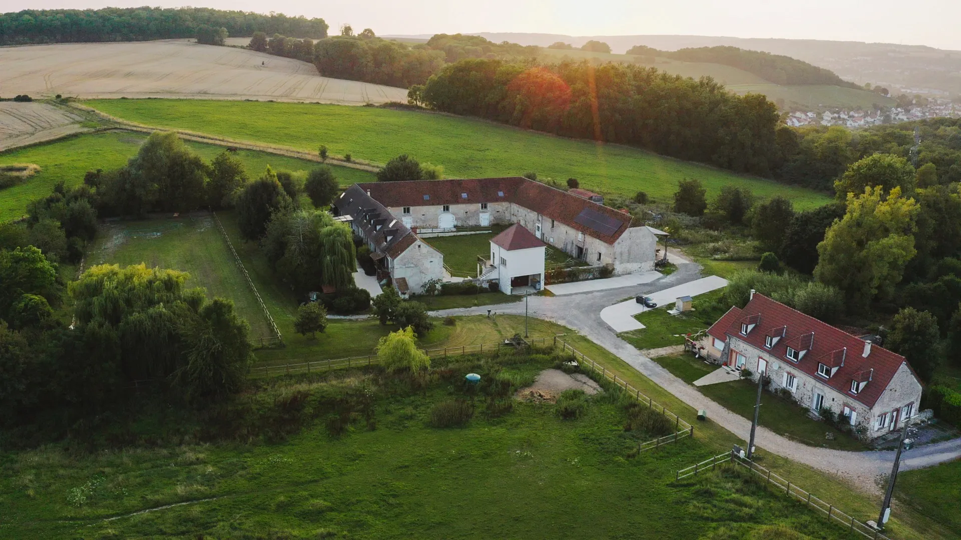Vue en hauteur et panoramique avec drone de la Ferme Historique Jean de la Fontaine