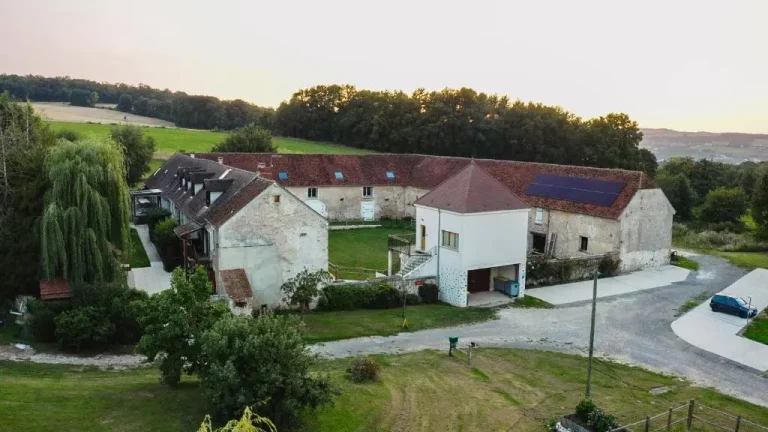 Magnifique vue de la Ferme historique jean de la fontaine via drone avec vue en hauteur et sur le côté
