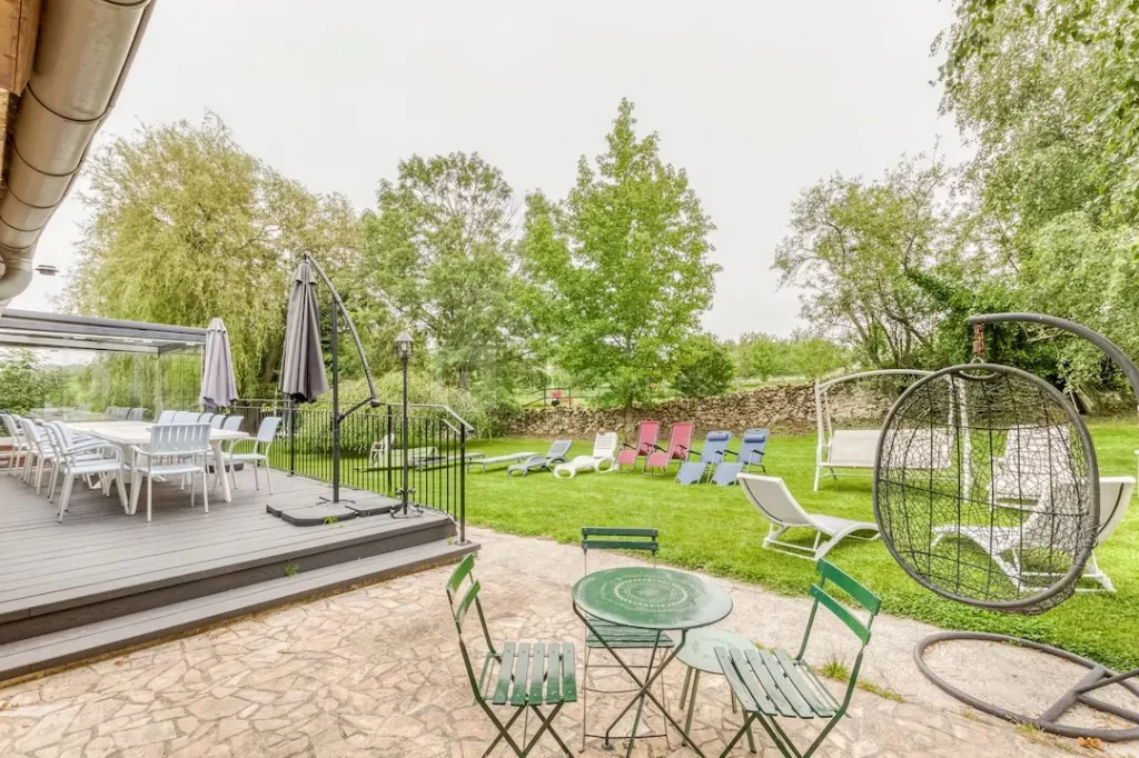 gîte en pleine nature, jardin extérieur de la Ferme Historique Jean de la Fontaine