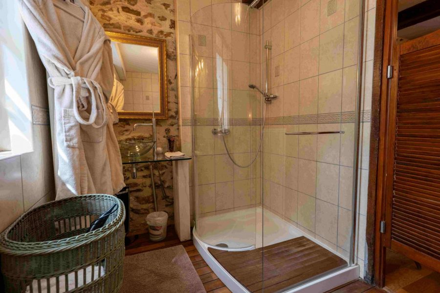sanitaires chambre le chêne et le roseau ferme historique Jean de la Fontaine Grand gîte