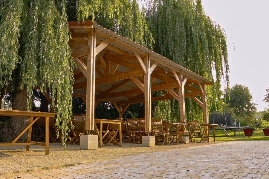 Espace extérieur jardin ferme historique Jean de la Fontaine grand gîte