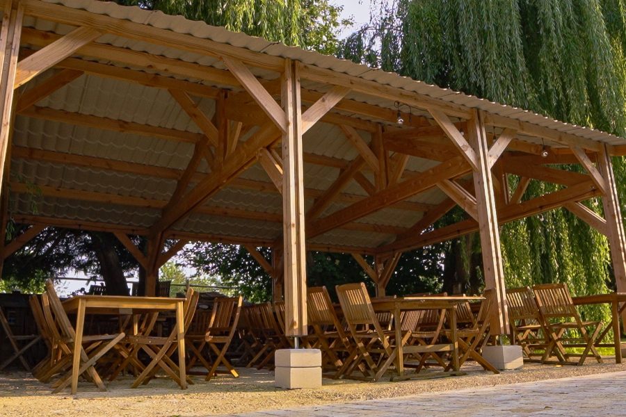 Espace extérieur jardin ferme historique Jean de la Fontaine grand gîte