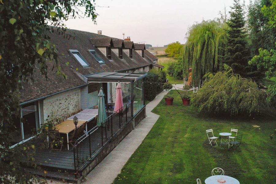 Espace extérieur jardin ferme historique Jean de la Fontaine grand gîte