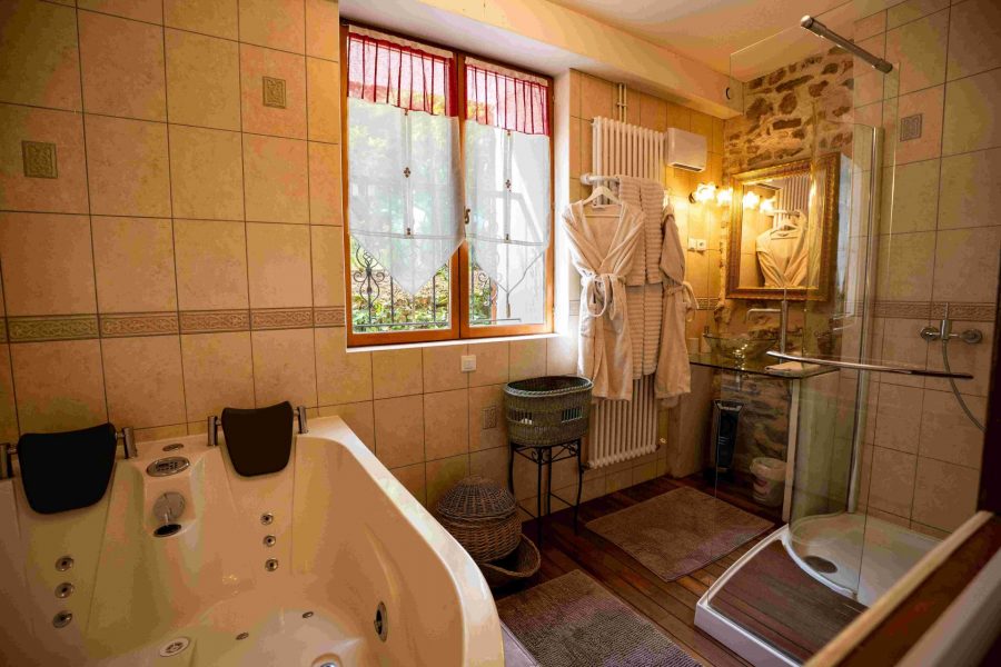 sanitaires chambre le chêne et le roseau ferme historique Jean de la Fontaine Grand gîte