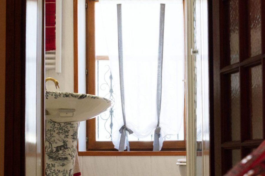 Sanitaires chambre la cigale et la fourmi ferme historique Jean de la Fontaine