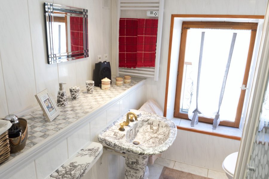 Sanitaires chambre la cigale et la fourmi ferme historique Jean de la Fontaine