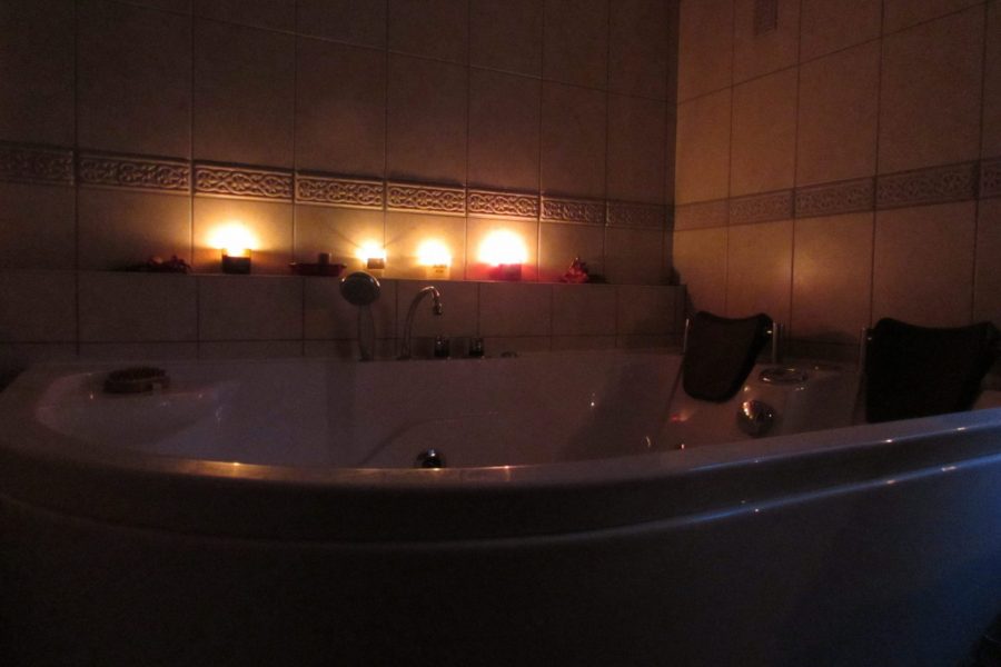 Jacuzzi chambre le chêne et le roseau ferme historique Jean de la Fontaine Séjour bien-être
