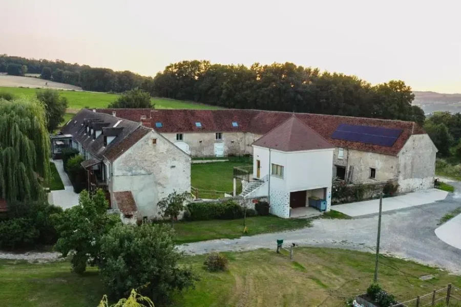 Magnifique vue de la Ferme historique jean de la fontaine via drone avec vue en hauteur et sur le côté