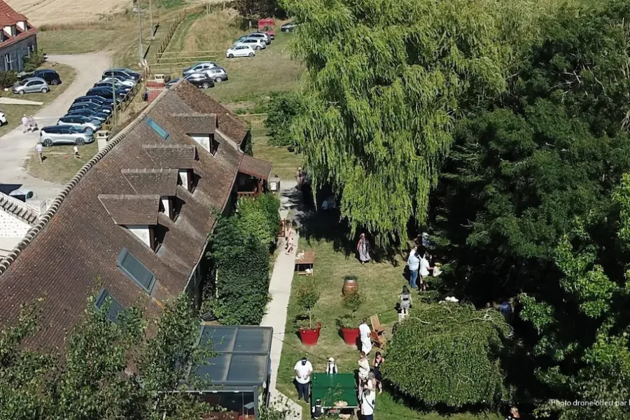 Vue hauteur du jardin de la ferme historique jean de la fontaine