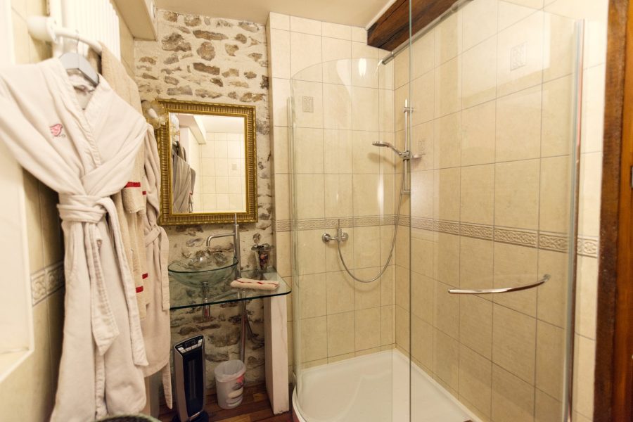 Sanitaires chambre le chêne et le roseau ferme historique Jean de la Fontaine
